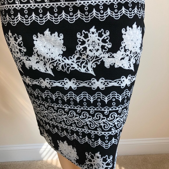 🛍️2/$20 Geometric Black & White Plus Size Pencil Skirt - Picture 3 of 4